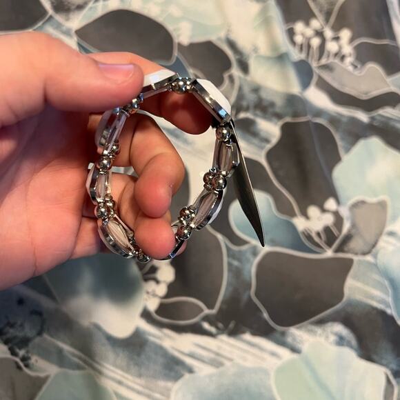 NWT paparazzi white and silver gem stretchy bracelet - Picture 2 of 4